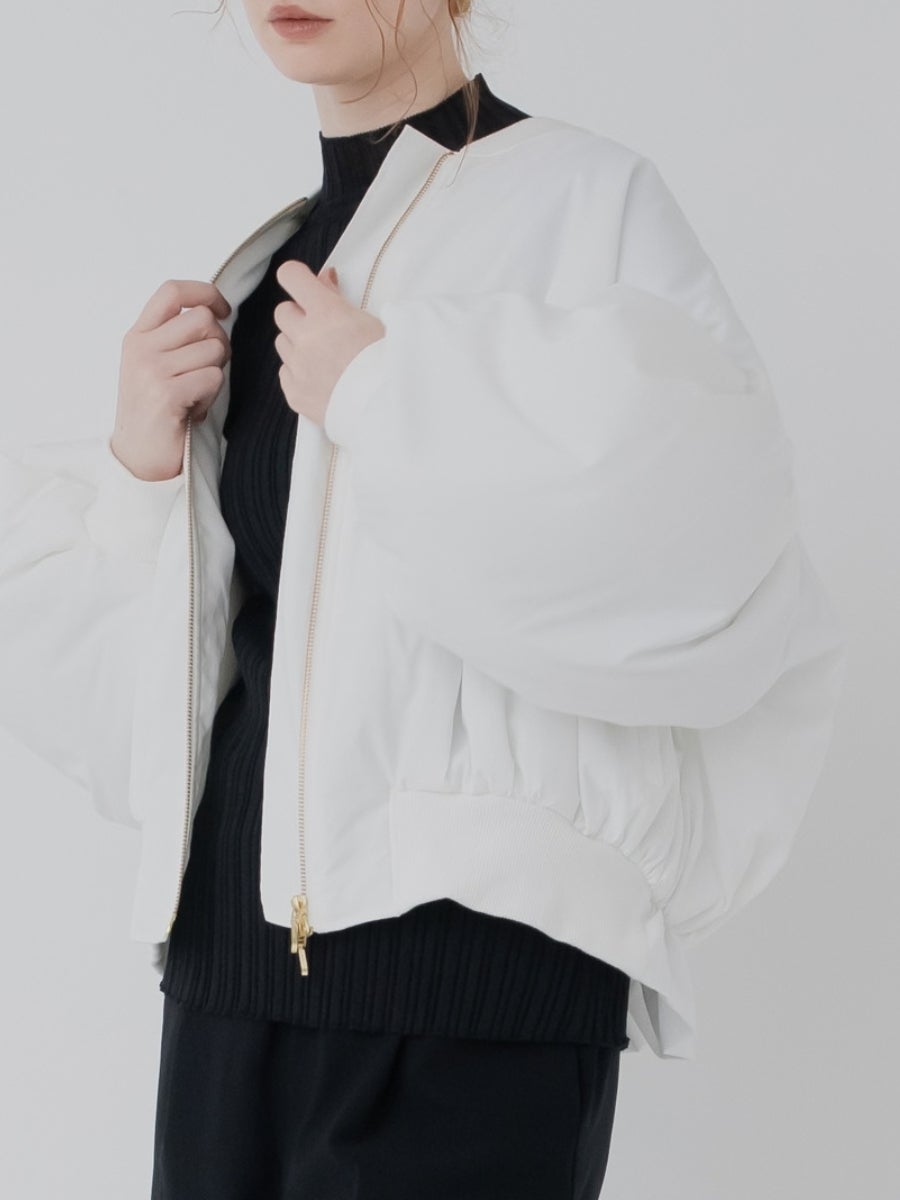 パデットブルゾン white 表地の質感