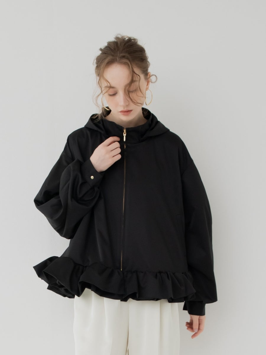 ラッフルマウンテンパーカー black 前開きの着用イメージ