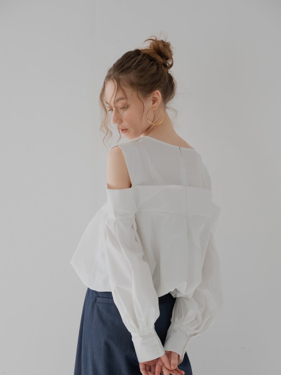 オフショルブラウス white 袖のボリュームとバルーンの裾