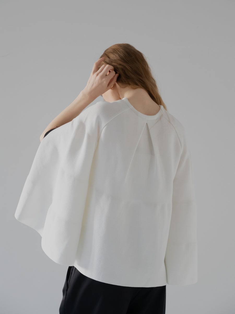 ニットケープ white 背面のドレープ