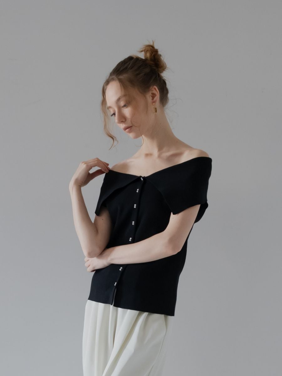 オフショルボタンニット black 襟とオフショルダーのライン