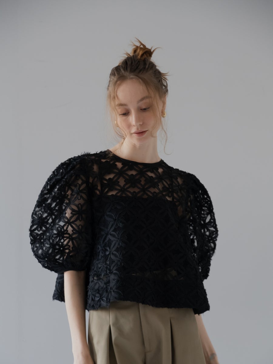 チュールレーストップス black 透け感と袖のボリューム