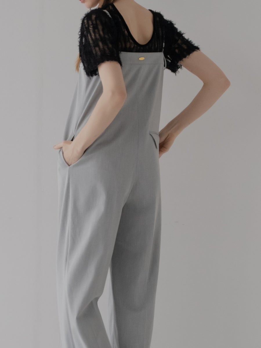 センタープレスサロペット バックのロゴプレート