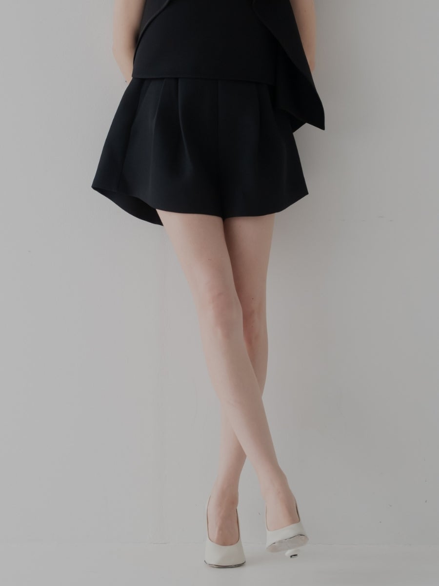 フロントタックショートパンツ シルエット