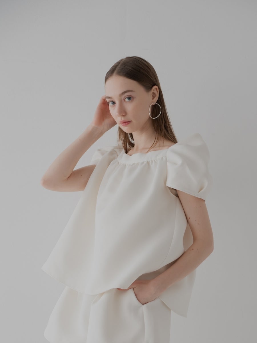 パフスリーブプルオーバー ivory 身頃のシルエット