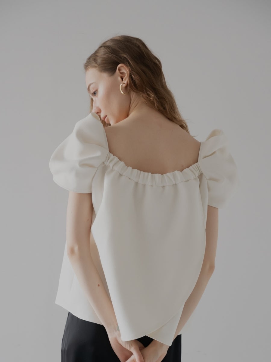 パフスリーブプルオーバー ivory 背面から見たパフスリーブ
