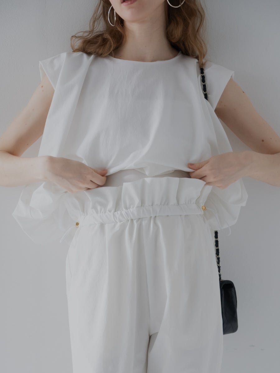 アクティブパンツ white ウエストフリルと金具のディテール