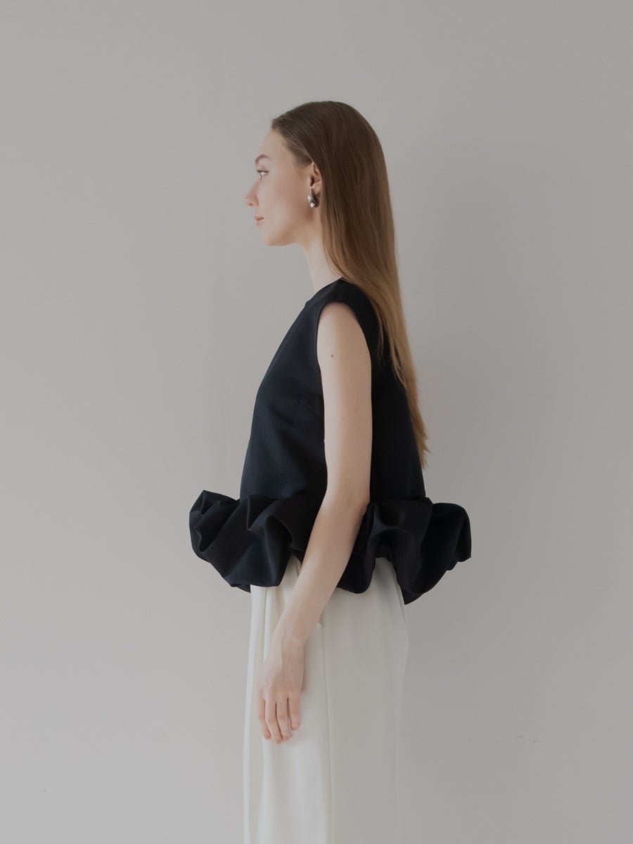 バルーンフリルトップス black 横から見たボリューム
