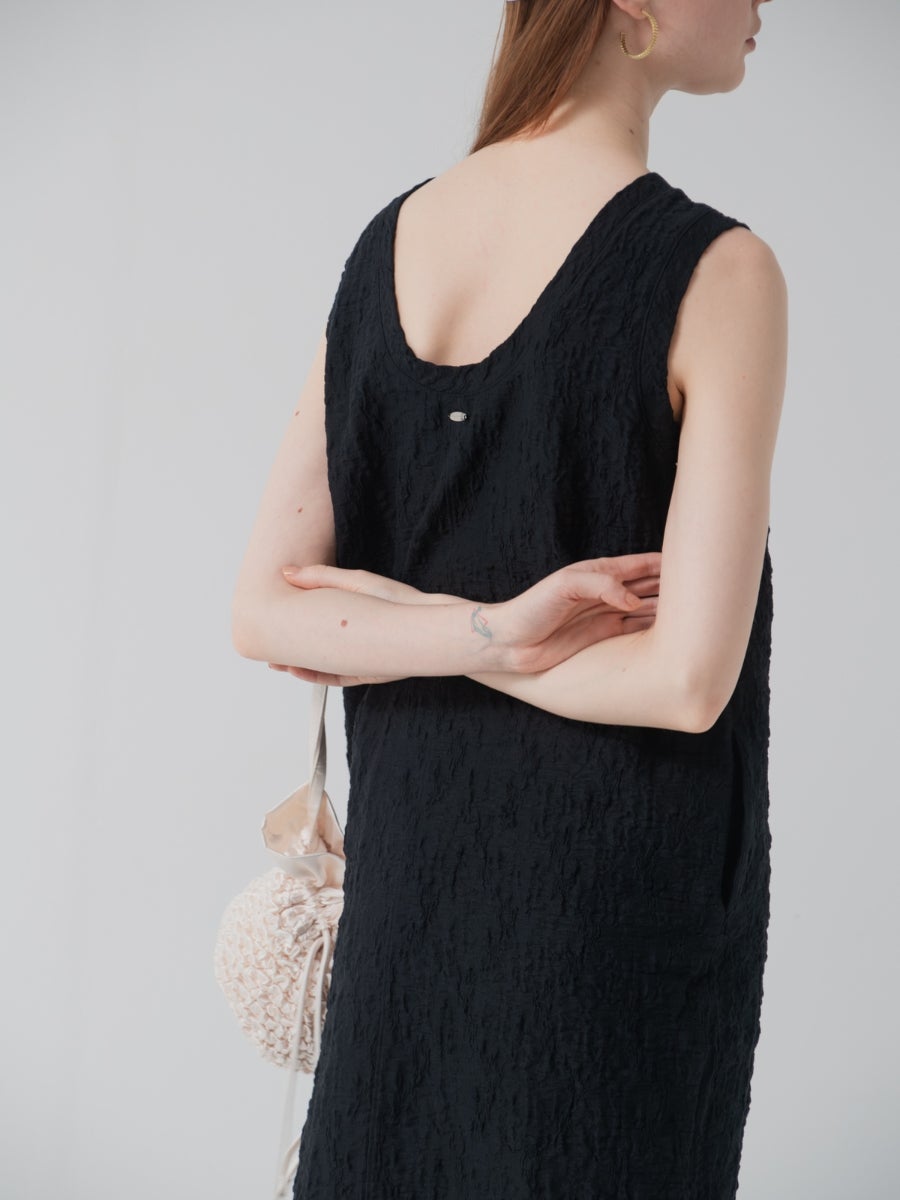ラッセルノースリワンピース black バックネックのロゴプレート