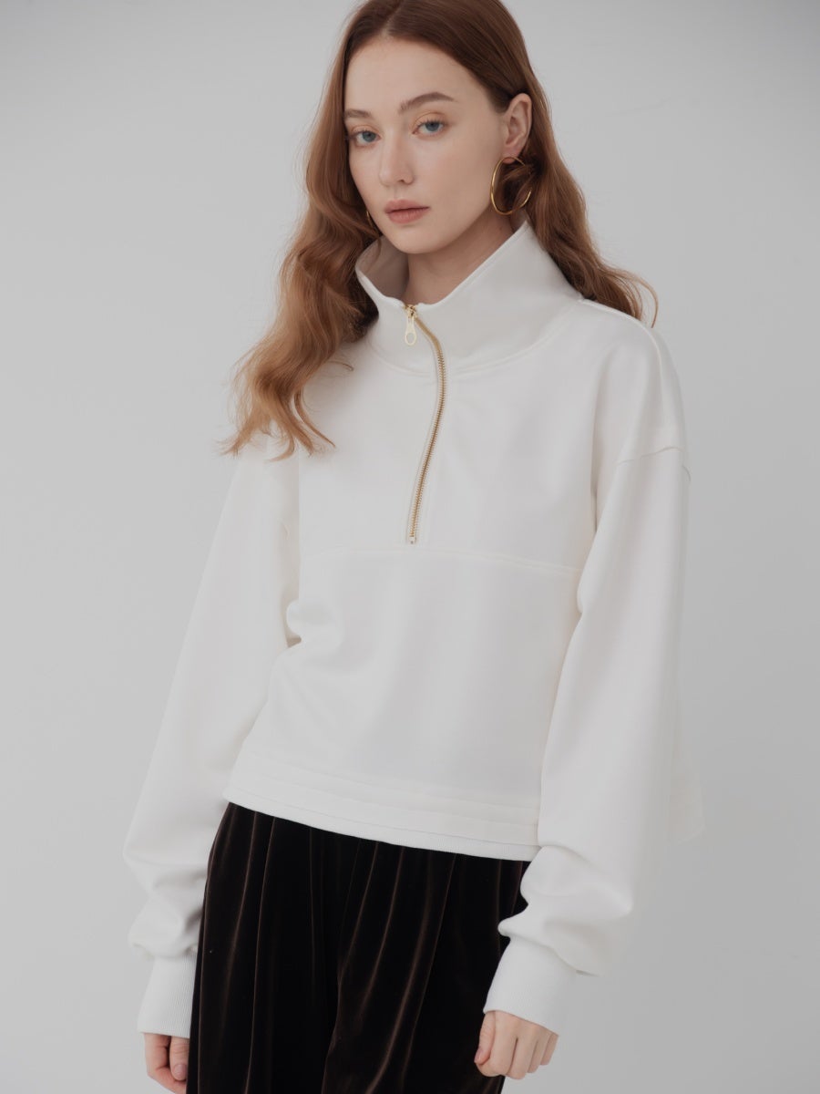ハーフジップトップス white ジップを閉めた状態