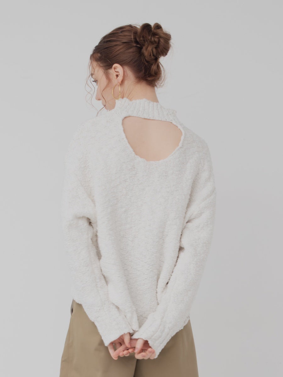 バックオープンニット white 着用イメージ