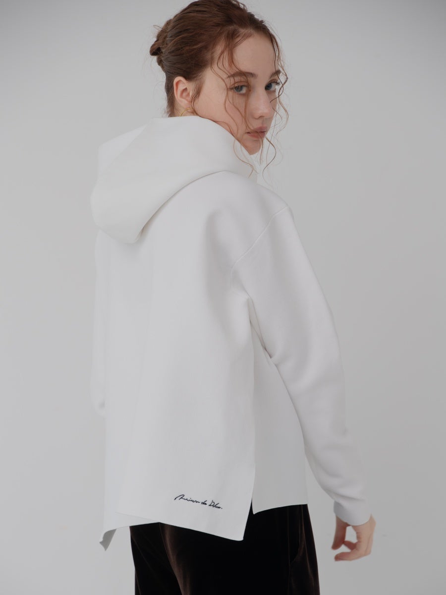 ロゴニットパーカー white バックのロゴ刺繍