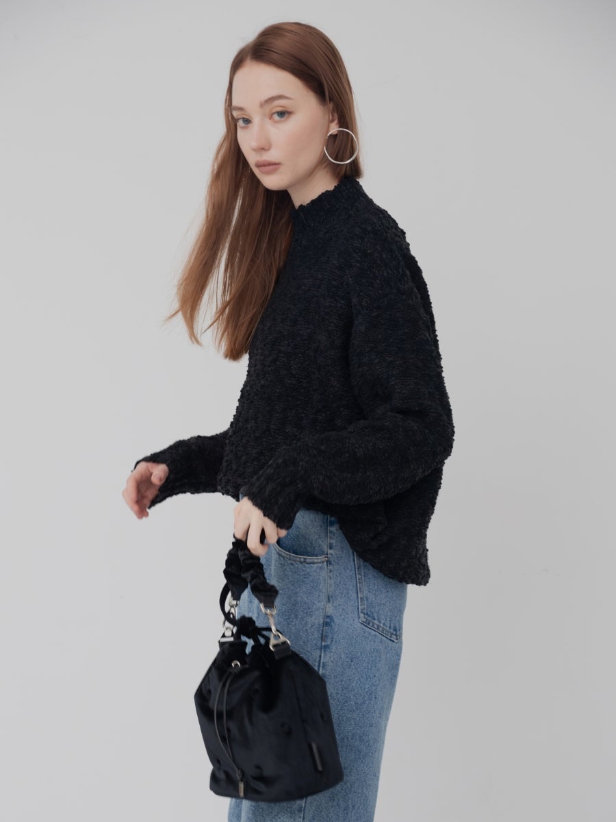 ベロアギャザーストラップバッグ black 肩にかけて