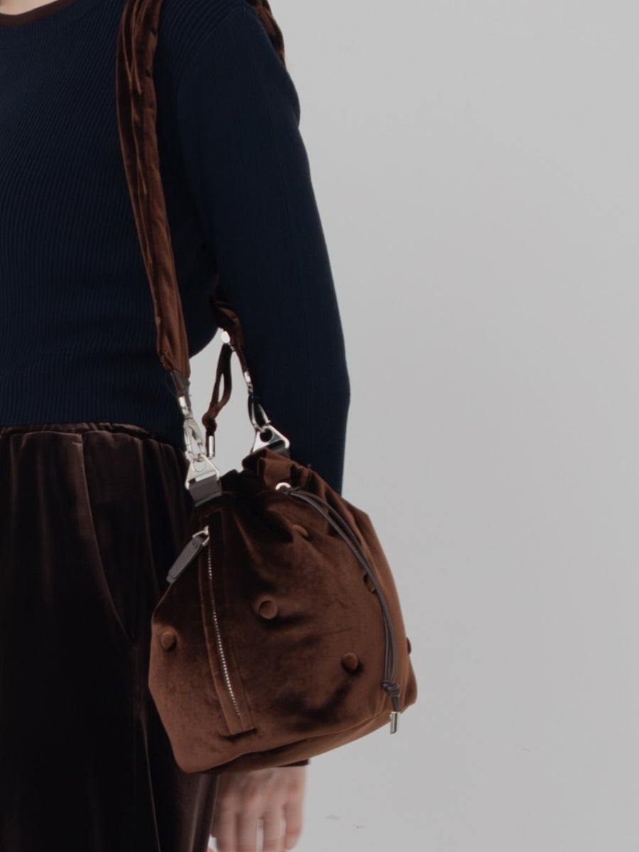 ベロアギャザーストラップバッグ brown 立体的なドット柄