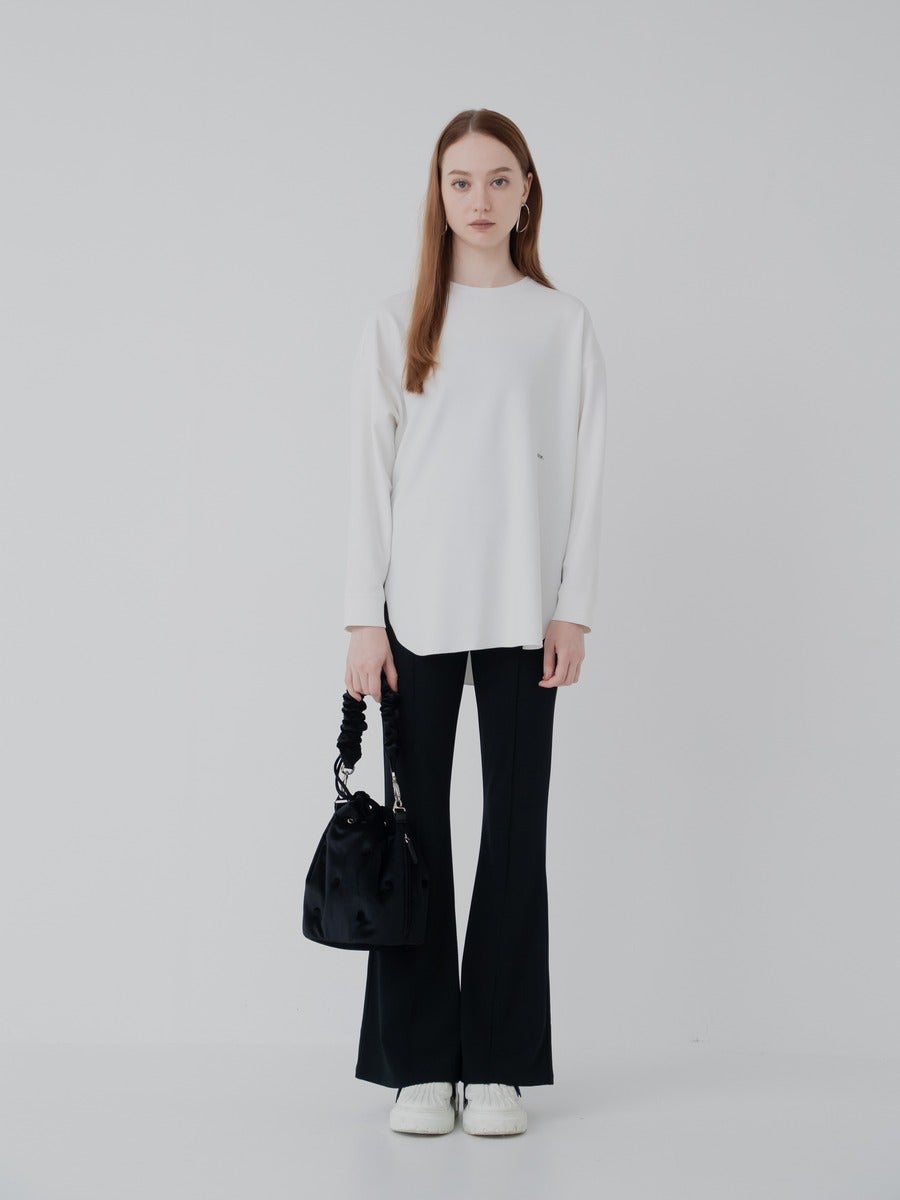 ロゴポイントプルオーバー white 細身のパンツに合わせて